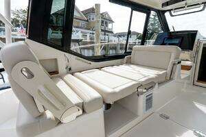2024 Boston Whaler 405 Conquest thumbnail 38