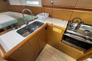 2018 Jeanneau Sun Odyssey 389 thumbnail 40