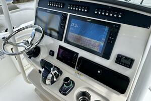 BOTTOMS UP 33ft Boston Whaler Yacht For Sale