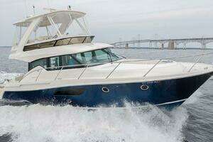2021 Tiara Yachts 4400 Flybridge thumbnail 1