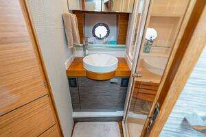 2021 Tiara Yachts 4400 Flybridge thumbnail 32