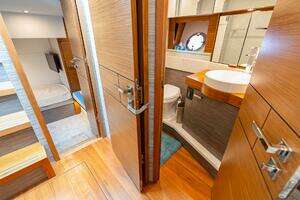 2021 Tiara Yachts 4400 Flybridge thumbnail 33