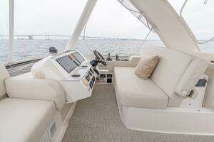 2021 Tiara Yachts 4400 Flybridge thumbnail 47