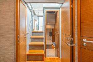 2021 Tiara Yachts 4400 Flybridge thumbnail 30
