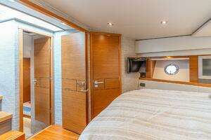 2021 Tiara Yachts 4400 Flybridge thumbnail 29