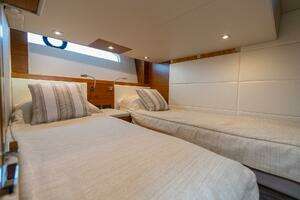 2021 Tiara Yachts 4400 Flybridge thumbnail 37