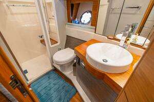 2021 Tiara Yachts 4400 Flybridge thumbnail 34