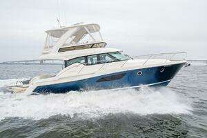 2021 Tiara Yachts 4400 Flybridge thumbnail 3