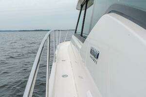 2021 Tiara Yachts 4400 Flybridge thumbnail 40