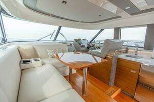 2021 Tiara Yachts 4400 Flybridge thumbnail 26