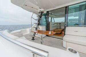 2021 Tiara Yachts 4400 Flybridge thumbnail 15