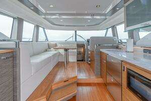 2021 Tiara Yachts 4400 Flybridge thumbnail 18