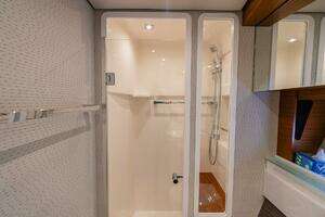 2021 Tiara Yachts 4400 Flybridge thumbnail 35