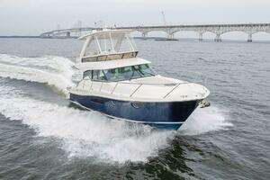 2021 Tiara Yachts 4400 Flybridge thumbnail 2