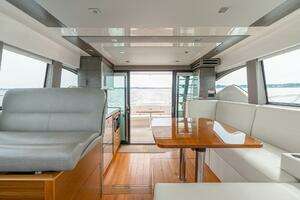 2021 Tiara Yachts 4400 Flybridge thumbnail 25