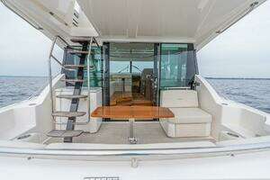 2021 Tiara Yachts 4400 Flybridge thumbnail 16