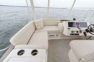 2021 Tiara Yachts 4400 Flybridge thumbnail 46