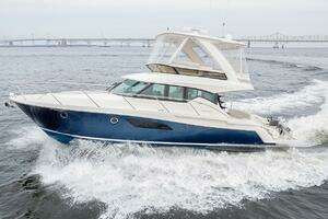 2021 Tiara Yachts 4400 Flybridge thumbnail 6