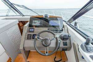 2021 Tiara Yachts 4400 Flybridge thumbnail 23