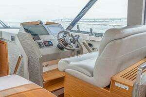 2021 Tiara Yachts 4400 Flybridge thumbnail 20