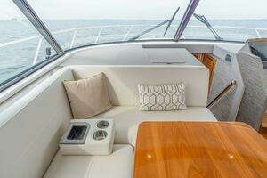 2021 Tiara Yachts 4400 Flybridge thumbnail 21