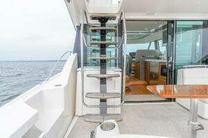 2021 Tiara Yachts 4400 Flybridge thumbnail 17