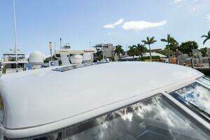 2000 Tiara Yachts 5200 Express thumbnail 29