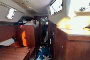 2001 Hunter 420 Passage thumbnail 13