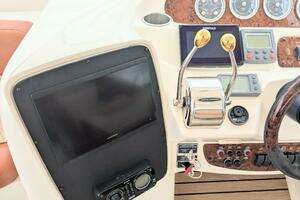 2004 Meridian 411 thumbnail 12