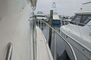 2004 Meridian 411 thumbnail 5