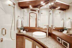 2015 Ocean Yachts 64 Convertible thumbnail 10