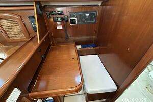 1998 Beneteau Oceanis 381 thumbnail 46