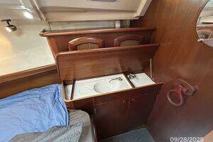 1998 Beneteau Oceanis 381 thumbnail 50