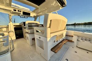 38FT (11.58M) BOSTON WHALER