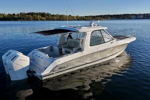 38FT (11.58M) BOSTON WHALER Worth Avenue Yachts