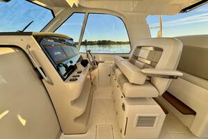 38FT (11.58M) BOSTON WHALER