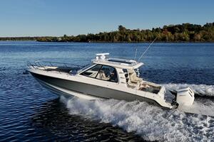 38FT (11.58M) BOSTON WHALER