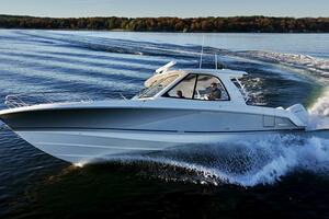 38FT (11.58M) BOSTON WHALER