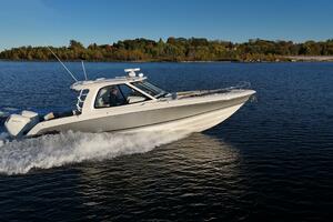 38FT (11.58M) BOSTON WHALER
