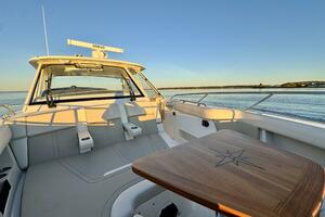 38FT (11.58M) BOSTON WHALER