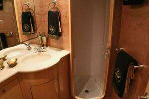 2001 Donzi 73 Sport Yacht thumbnail 31