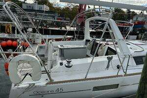 2017 Beneteau Oceanis 45 thumbnail 9