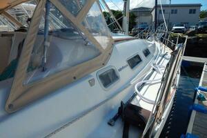 2004 Beneteau 373 thumbnail 26