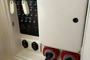 32ft Boston Whaler Yacht For Sale