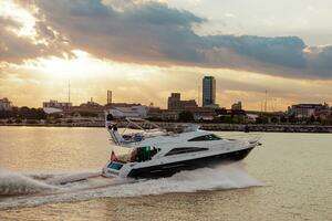 2011 Fairline 65 Squadron thumbnail 10