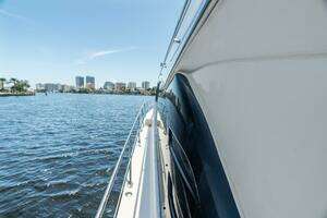 2001 Sea Ray 540 Cockpit Motor Yacht thumbnail 43