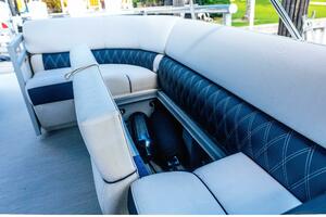 HOLD ON 30ft Bennington Yacht For Sale
