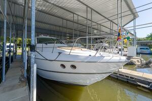 Stbd bow profile (in slip)