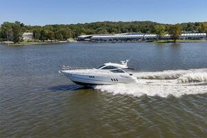 2009 Cruisers Yachts 520 Sports Coupe underway