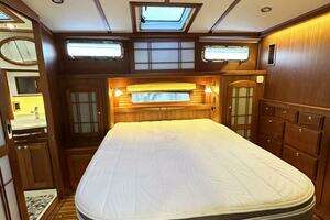 2018 Sabre 48 Flybridge Sedan thumbnail 17